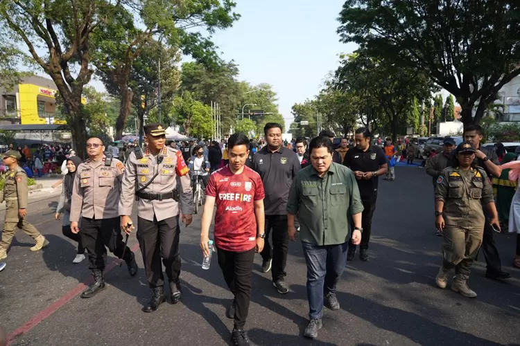 Warga yang berolahraga saat itu berkesempatan berdialog dan selfie dengan Wali Kota Solo, Gibran Rakabuming Raka dan  Ketua Umum Persatuan Sepakbola Seluruh Indonesia (PSSI), Erick Thohir. (Gorajuara/Erick Thohir)
