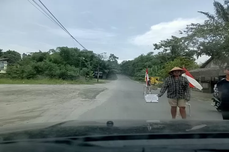 Minta-minta sumbangan untuk perayaan 17 Agustus Hari Kemerdekaan  kerap dikeluhkan warga karena mengganggu arus lalu lintas (Realitasonline.id/zul)