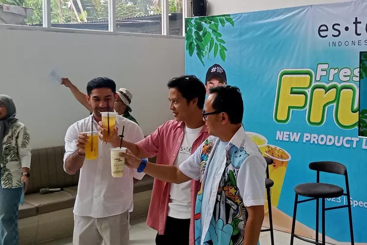 Esteh Indonesia luncurkan menu Fruit Series bersama aktor Reza Rahadian dan Wali Kota Bogor Bima Arya. (Ryan/Metropolitan.id)