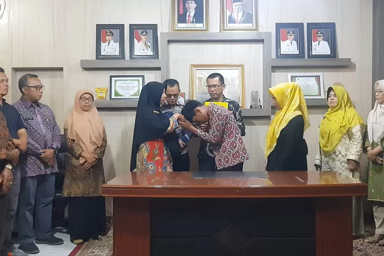 Guru vs murid SD, isi lengkap surat 'Maafkan Kami Bu Guru' Bupati Lima Puluh Kota Sumatera Barat, sedih geram (limapuluhkota.go.id)