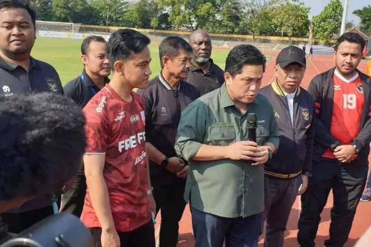 Kerum PSSI Erick Thohir bersama Wali Kota Solo Gibrab Rakabuming Raka saat meninjau seleksi Timnas U-17 di Stadion Sriwedari (Endang Kusumastuti)