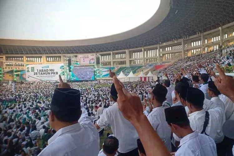 Puluhan ribu kader PKB memadati Stadion Manahan Solo di acara Harlah ke 25 PKB (Endang Kusumastuti)