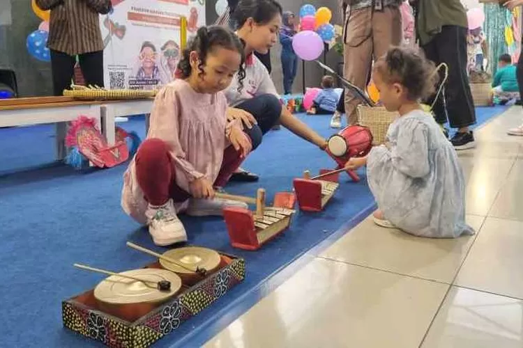 Pelanggan KA di Stasiun Solobalapan mencoba mainan tradisional yang dipamerkan di Stasiun Solobalapan (Istimewa :Humas Daop 6 Yogyakarta)