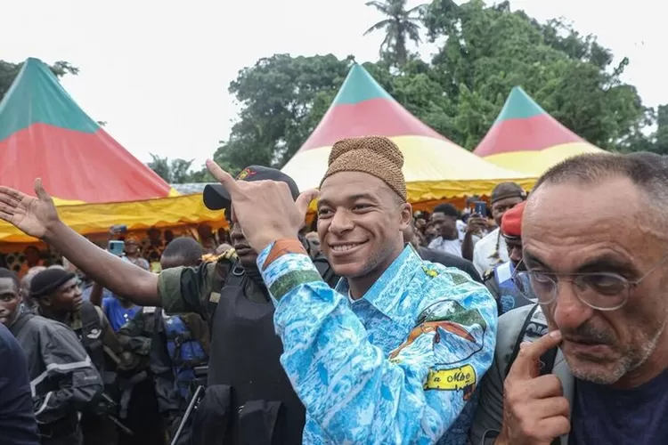 Mbappe mendapat pengawalan super ketat di kampung halaman sang ayah di Kamerun.  (AFP/Daniel Beloumou Olomo)