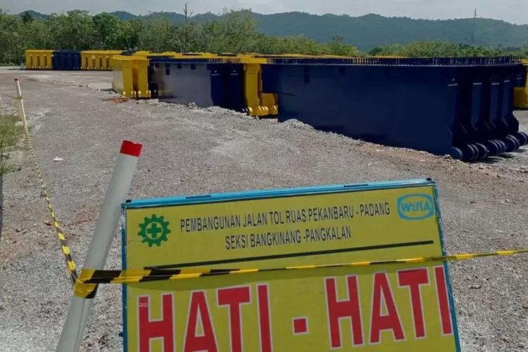 Salah satu mpebangunan di Jalan Tol Riau seksi Bangkinang-Pangkalan. (dok. Pemprov Riau)