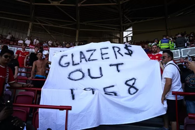 Spanduk Glazers Out, bentuk protes fans MU pada pemilik klib, Keluarga Glazer. (dok. The Indepndent)