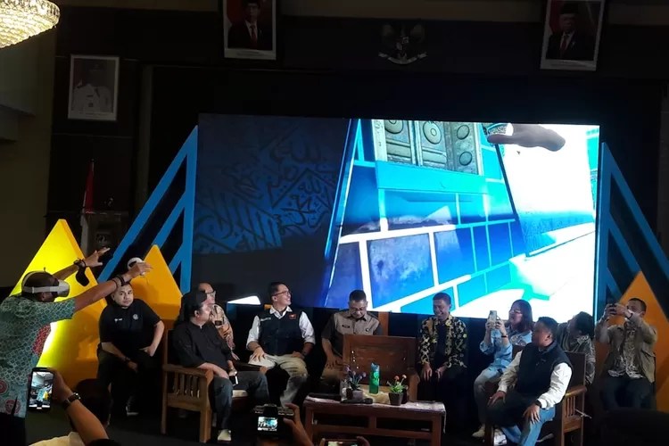 Menteri Pariwisata dan Ekonomi Kreatif (Menparekraf) RI, Sandiaga Uno, melakukan rangkaian manasik haji, bahkan sampai memutari Kabah lewat VR, di Balaikota Depok, Sabtu (22/7). (Bagas Kara/Radar Depok)