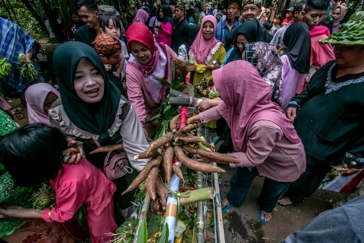 Warga Mulyaharja, Kota Bogor menggelar Sedekah Bumi sebagai bentuk rasa syukur hasil pertanian melimpah. (Dok warga)
