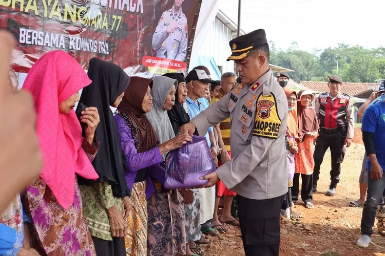 Wakapolres Batang Kompol Raharja membagikan 100 Paket Sembako. Foto: dok