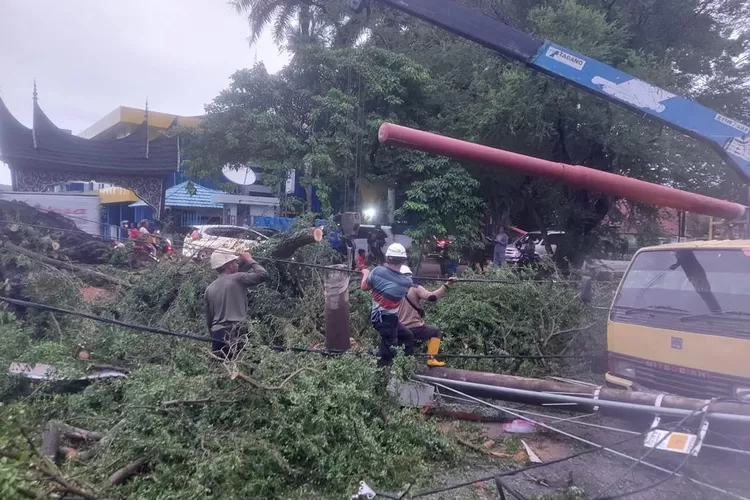 Padang Sering Hujan Badai, PLN Imbau Masyarakat Gunakan PLN Mobile dan Jaga Keselamatan (Humas PLN )