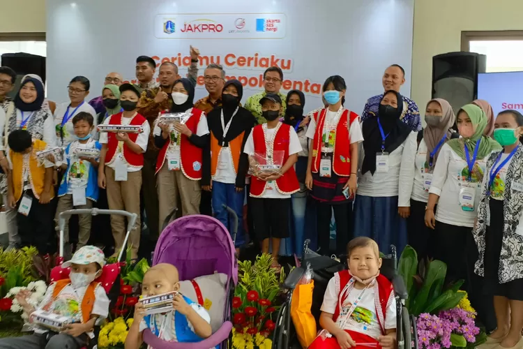 Anak-anak penyandang disabilitas dan  penderita kanker diundang  untuk menikmati  transportasi moderen LRT Jakarta oleh PT LRT Jakarta falam rangka hari Anak Nasional, Senin (24/7/2023).