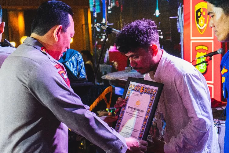 Pemenang Festival Musik Bhayangkara Benidictus Fasak (Bens ) menerima hadiah dari Kapolri Jenderal Pol Listyo Sigit  (istimewa )