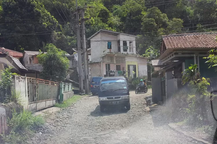 Jalan Kabupaten Karyasari-Puraseda rusak