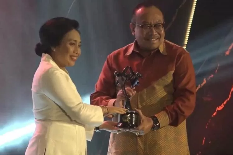 Sekda NTB HL Gita Ariadi mewakili Wagub NTB Hj Siti Rohmi Djalilah menerima penghargaan dari Menteri P3A sebagai Provinsi Layak Anak.  (Suara Karya/FB H. Lalu Gita Ariadi, M.Si )