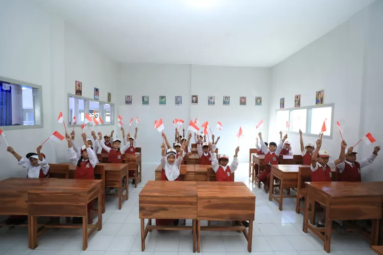 BRI Salurkan Bantuan Hari Anak Nasional, Ajak Siswa SD Malang Wisata di Desa BRIlian