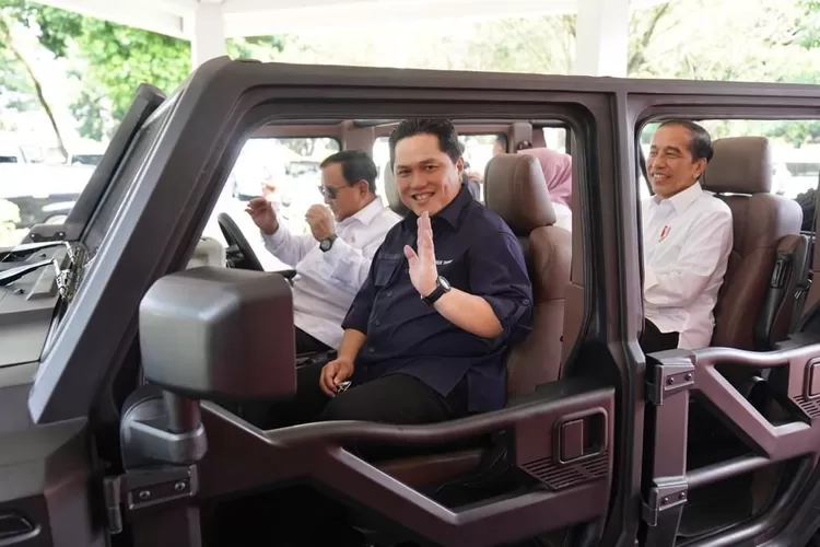 Momen keakraban ketiganya begitu terlihat saat tiba di pabrik Pindad dengan naik kendaraan taktis andalan Pindad (Gorajuara/Erick Thohir)