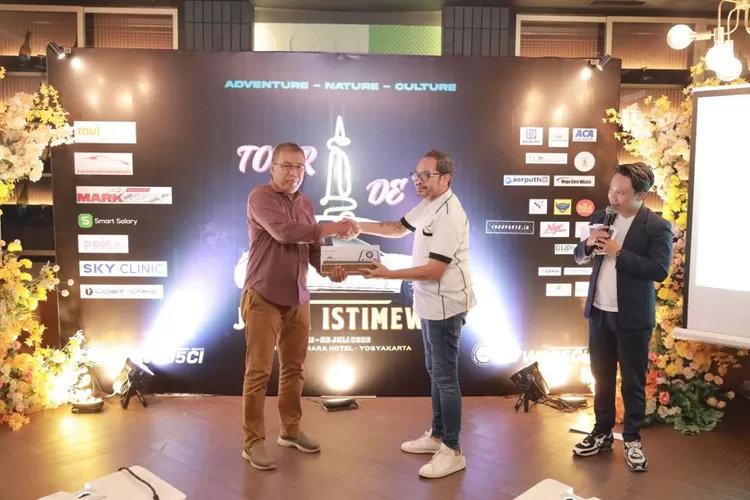 Presiden Mercedes Benz W205 Community Indonesia John Tanuwidjaja menyerahkan plakat kepada Kepala Dinas Pariwisata Sleman Ishadi Zayid di sela touring.  (Foto: dokumentasi Mercedes Benz W205 Community Indonesia.)