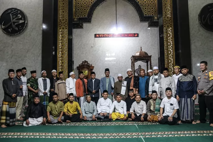 : Foto bersama stakeholder Kelurahan Ratujaya setelah melakukan kegiatan rutin pengajian di Masjid Jami An-Najat, Kelurahan Ratujaya, Kecamatan Cipayung