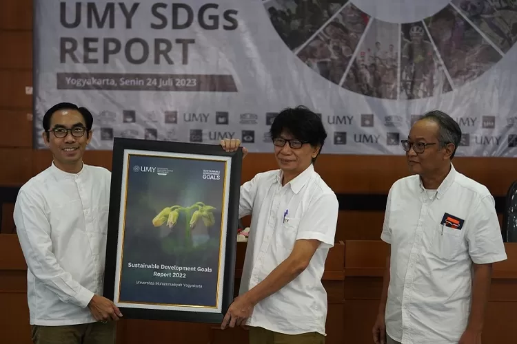 Prosesi launching buku laporan UMY SDGs Report oleh Rektor UMY (tengah) didampingi Warek Kemahasiswaan, Alumni dan AIK (kiri) serta ketua tim penyusun bukunya.  (Dok.BHP UMY)