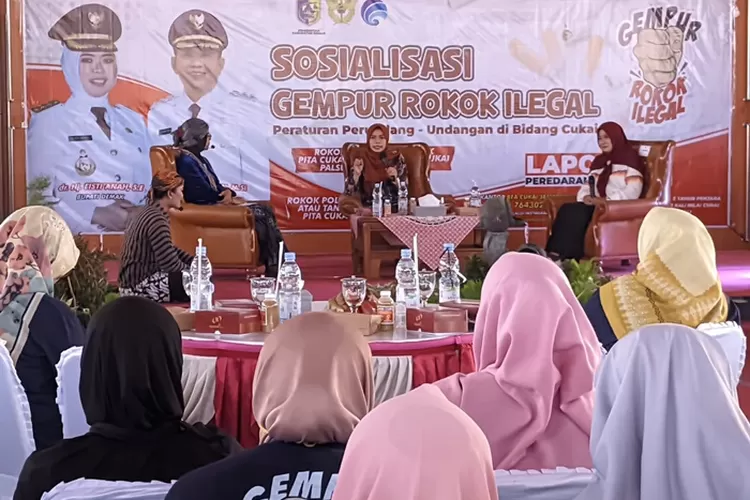 Bupati Demak dr Eisti'anah ingatkan masyarakat Demak dampal negatif penggunaan rokok ilegal (ivo)