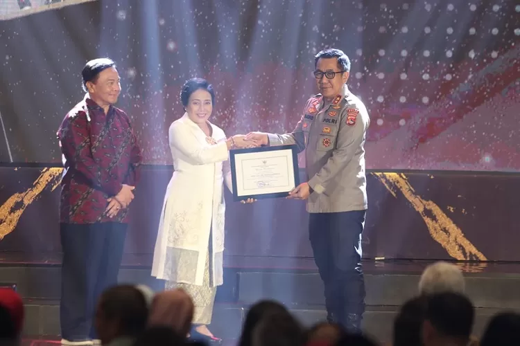 Kapolda NTB Irjen Pol Djoko Poerwanto menerima penghargaan dari Menteri P3A I Gusti Ayu Bintang Prayoga dalam upaya perlindungan anak dan perempuan. (Suara Karya/Ist)