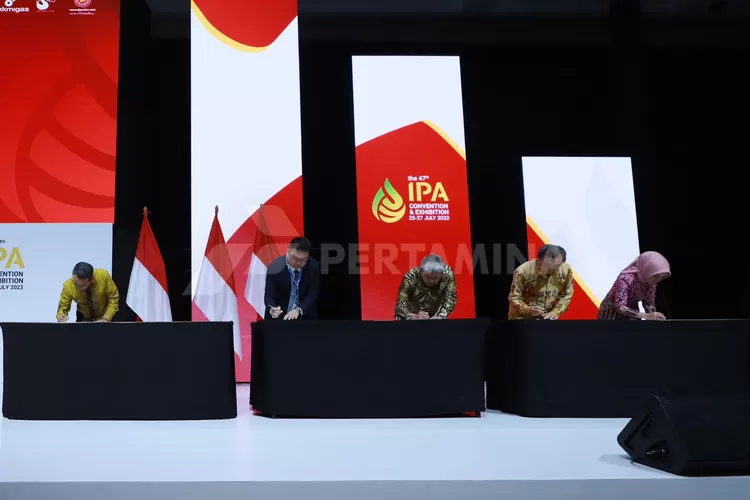  Direktur Utama Pertamina Nicke Widyawati menandatangani MoU Strategic Partnership for Masela Block Development dengan Inpex. Kedua penandatanganan tersebut dilakukan di pembukaan acara Indonesian Petroleum Association (IPA) Convention &amp; Exhibition bertempat di International Conference and Exhibitio (Sumber: Pertamina)