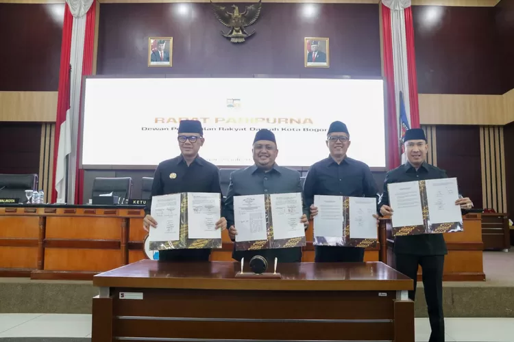 DPRD bersama Wali Kota Bogor Bima Arya menyepakati PP APBD 2023. (Humpropub DPRD Kota Bogor)