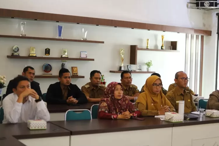 Rapat Koordinasi Tim Koordinasi Penanggulangan Kemiskinan Daerah (TKPKD) Kota Padang Panjang, Senin (24/7) di Aula Bappeda (Kominfo Padang Panjang)