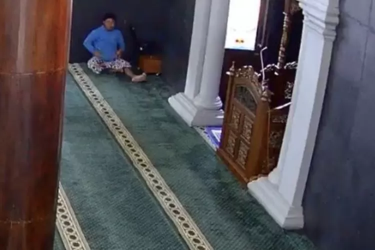 Pencuri uang kotak amal di Masjid At Taqwa Sekayu Semarang yang tertangkap CCTV. (Istimewa)