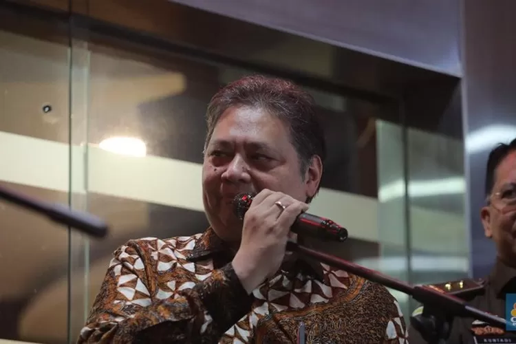 Menko Perekonomian Airlangga Hartarto usai diperiksa penyidik Kejaksaan Agung (Foto: CNBC Indonesia)