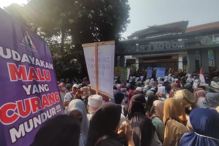 Aksi demonstrasi yang dilakukan ratusan emak-emak di SMAN 3 Bogor. Aksi ini dilakukan atas dugaan kecurangan PPDB di SMAN 3 Bogor. 