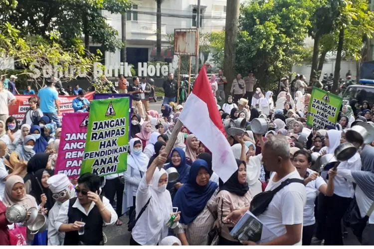 Emak-emak di Bogor serbu SMAN 3 demo dugaan kecurangan PPDB jalur zonasi (Ayobogor.com/Ricky Iskandar)