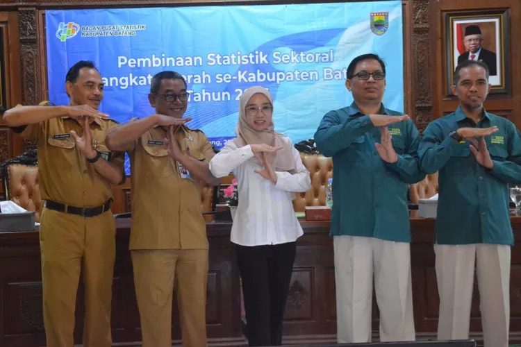 Kepala Diskomifo Batang foto bersma dengan Jajaran Kantor BPS Kabupaten Batang. Foto: dok.