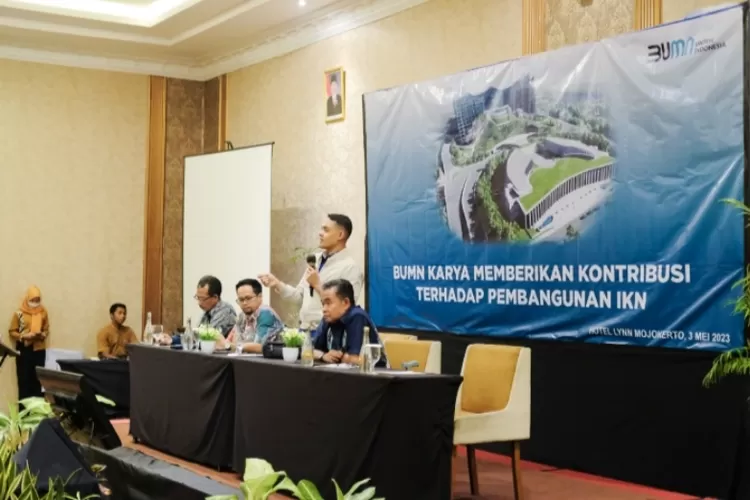 Anggota Komisi VI DPR RI Abdul Hakim Bafagih memberi penjelsan kepada  masyarakat terkait  UU IKN di Hotel Lynn, Mojokerta baru-baru ini. 