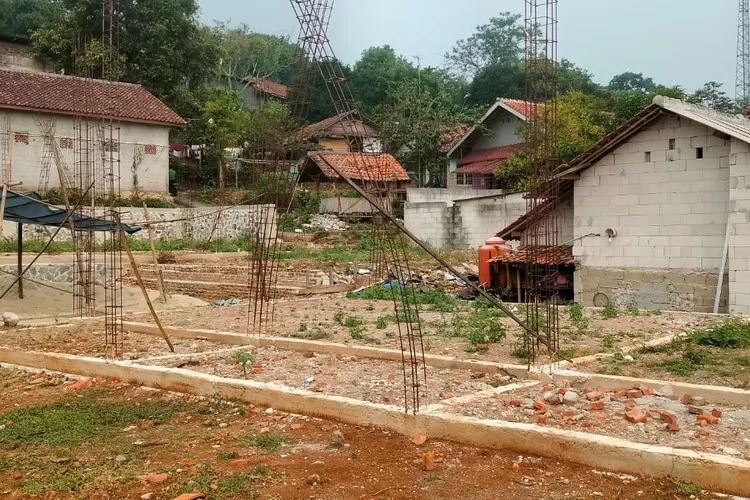 RATA DENGAN TANAH : Bangunan Madrasah Aliyah Muhammadiyah Jasinga pasca ambruk. (RBG.id)