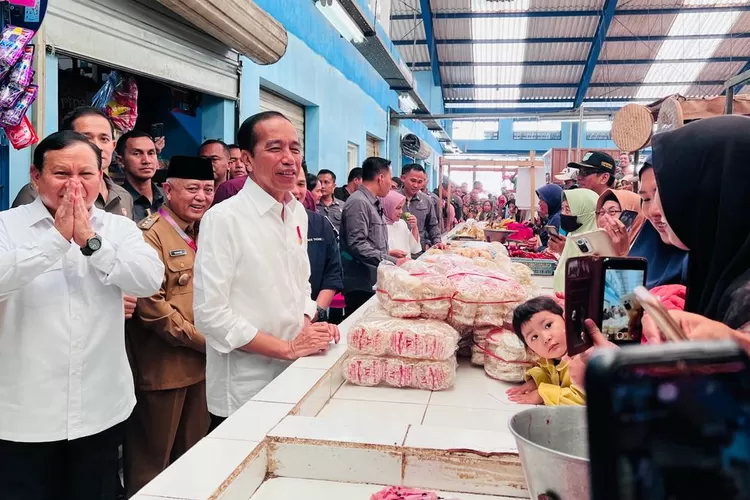 Presiden Jokowi didampingi Menhan Prabowo Subianto meninjau Pasar Bululawang, di Kabupaten Malang, Jawa Timur, Senin (24/07/2023). Presiden Jokowi menegaskan proyek Food Esatate tetap jalan.