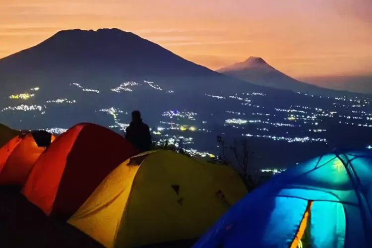 Gunung Andong, salah satu tempat wisata keren Magelang yang wajib dikunjungi warga Kota Depok. (instagram/setyaadye)
