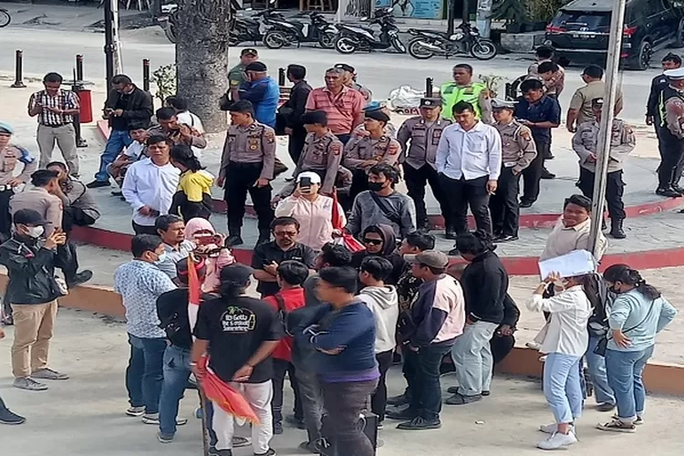 Pimpinan aksi memberikan keterangan kepada media  (Realitasonline.id/MN)