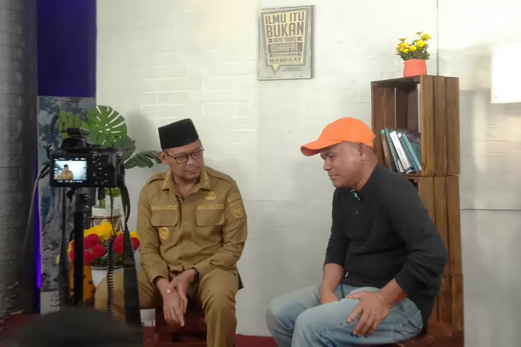 DISKUSI : Wakil Walikota Depok, Imam Budi Hartono sedang berdiskusi dengan CEO Radar Bogor Grup (RBG), Hazairin Sitepu dalam Podcast Bang HS TV, Senin (24/7). (ANDIKA EKA/RADAR DEPOK)
