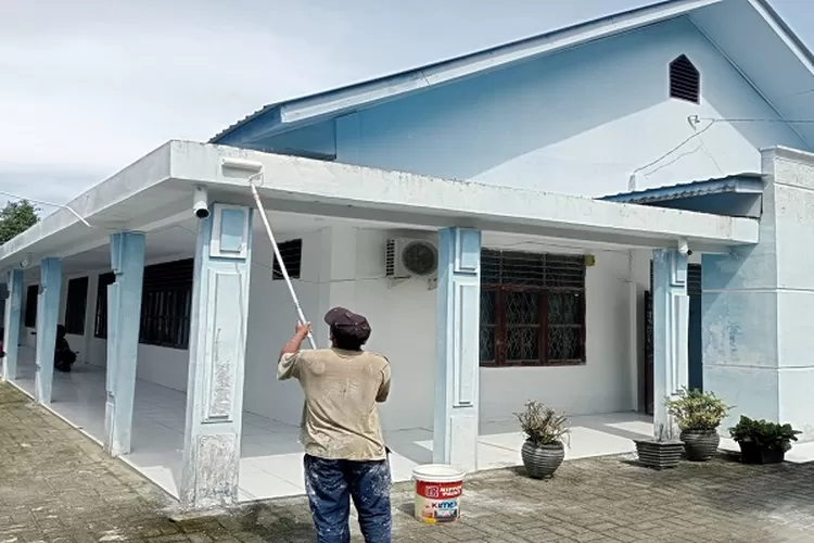 Tukang sedang melakukan pengecatan di gedung PGRI Dinas Pendidikan (Realitasonline.id/zul)