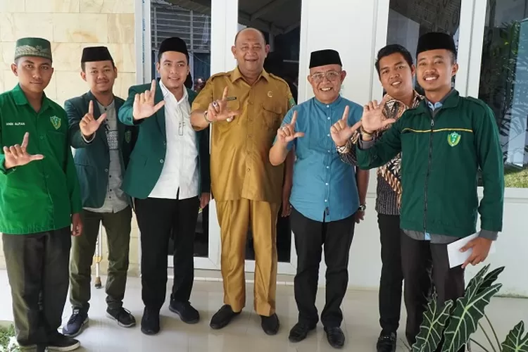 Pimpinan Wilayah Ikatan Pelajar Al Washliyah Sumut bersama Plt Bupati Langkat Syah Afandin (Realitasonline.id/AA)