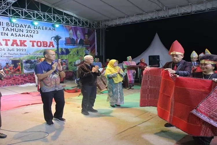 Bupati Asahan dan Kapolres saat manortor dan akan menerima kain ulos dari pengurus Batak Toba di Asahan (Realitasonline.id/HS)