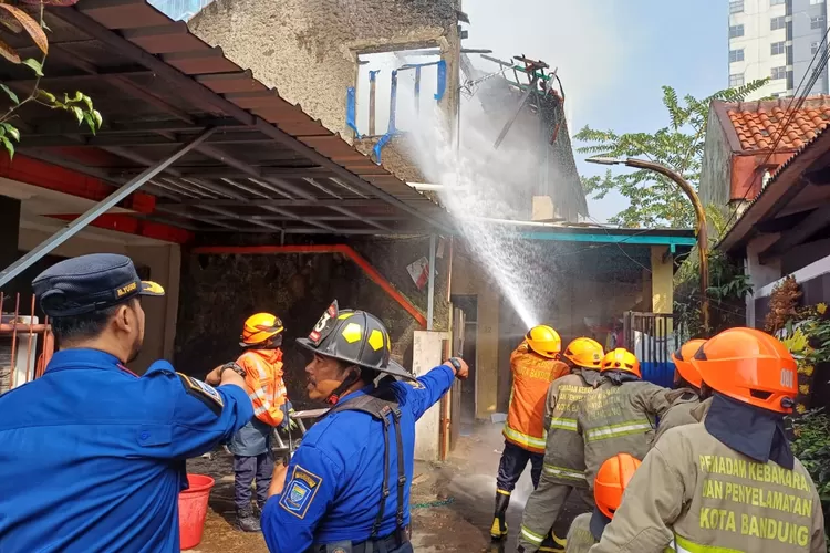 Kebakaran menghanguskan sebuah rumah di Jalan Sekelimus Barat No. 22, RT. 01 / RW. 08, Kelurahan Batununggal, Kecamatan Bandung Kidul, Kota Bandung, Selasa (25/7/2023) (Foto: Humas Diskar PB Kota Bandung)