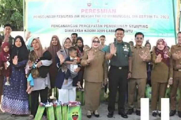 Wakil Bupati Labuhanbatu foto bersama saat peresmian fasilitas air bersih di bukit rezeki (Realitasonline.id/RS)