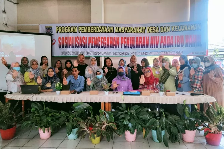 HIV/AIDS menjadi salah satu penyait yang mematikan. Tak sedikit orang yang kehilangan nyawa akibat virus ini. Untuk meminimalisir akan hal itu, aparatur Kelurahan Pasir Putih, Kecamatan Sawangan memberi edukasi kepada masyarakat sekitar guna mencegah penyakit ini di lingkup masyarakat. Laporan : Ald