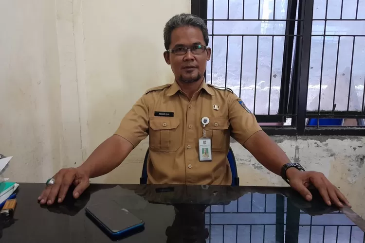 Kasi Pemtrantib Kelurahan Pasir Putih, Komarudin (Aldy Rama )