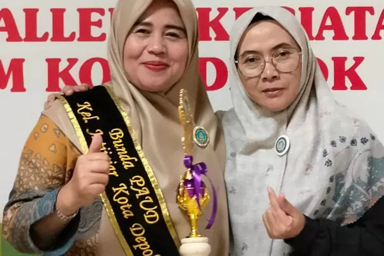 Bunda PAUD Kelurahan Jatijajar, Siti Mursida bersama Ketua Pokja Bunda PAUD Kota Depok, Etty Maryati Salim berikan piagam Lomba Bunda Paud. (Andika Eka )