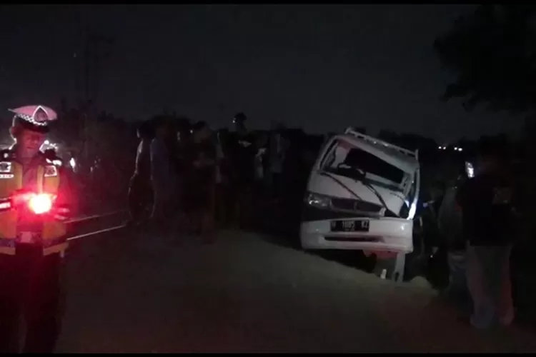 Mobil pick up yang tertabrak kereta api Banyuniru di lintasan Mranggen Demak.  (Istimewa)