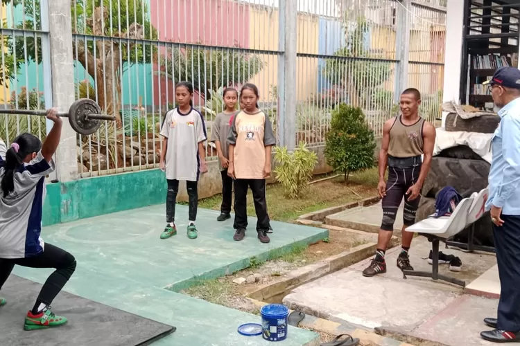 Irjen Kemenkumham, Razilu saat meninjau tempat pusat latihan angkat beban di dalam Lapas Kelas II Batang. (Dok)