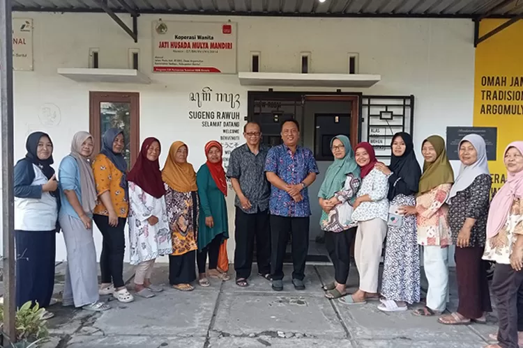 Foto bersama sebagian peserta perajin jamu tradisional serta pemateri penyuluhan dan pelatihan peningkatan mutu dan pemasaran jamu tradisional dari UMBY.  (Dok. UMBY)
